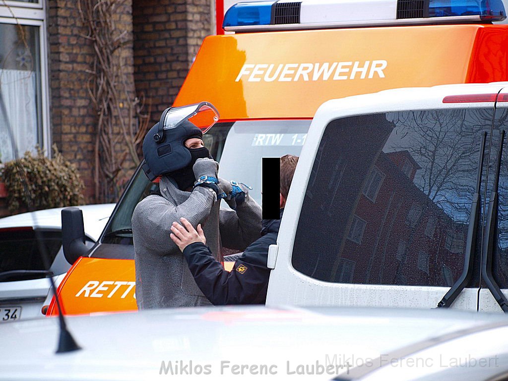 Einsatz Feuerwehr SEK Polizei Koeln Nippes Merheimerstr P101.JPG